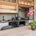 Sunny Escape In The Heart Of The Cbd At The Harri. W/ Parking