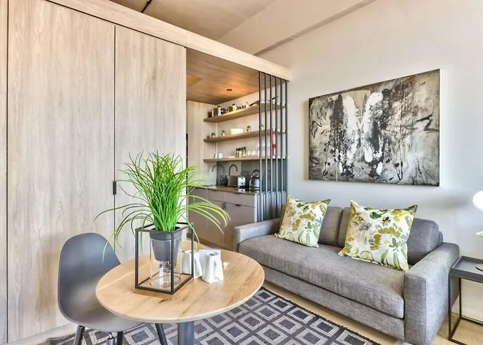 Sunny Escape In The Heart Of The Cbd At The Harri. W/ Parking