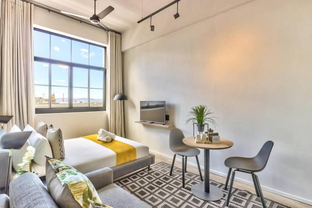 Sunny Escape In The Heart Of The Cbd At The Harri. W/ Parking Apartment Cape Town