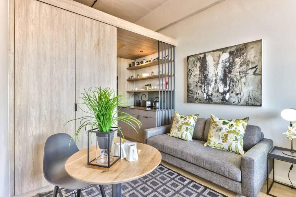 Sunny Escape In The Heart Of The Cbd At The Harri. W/ Parking *