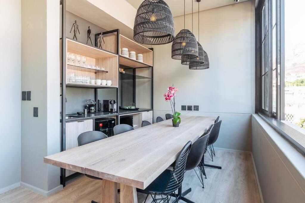 Apartment Sunny Escape In The Heart Of The Cbd At The Harri. W/ Parking